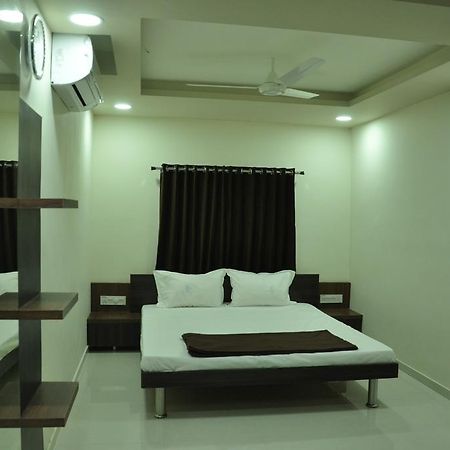 Shivdhara Hotel & Residence راجكوت الغرفة الصورة